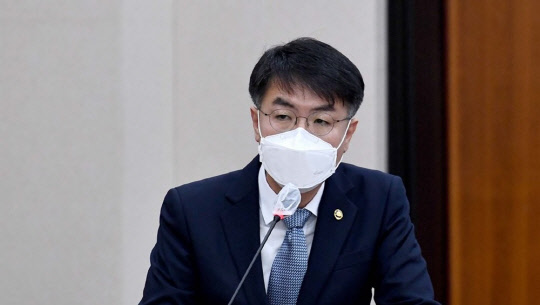 윤성원(사진) 국토부 1차관이 지난 3일 열린 국토교통위원회 전체회의에서 인사말을 하고 있다. <연합뉴스>